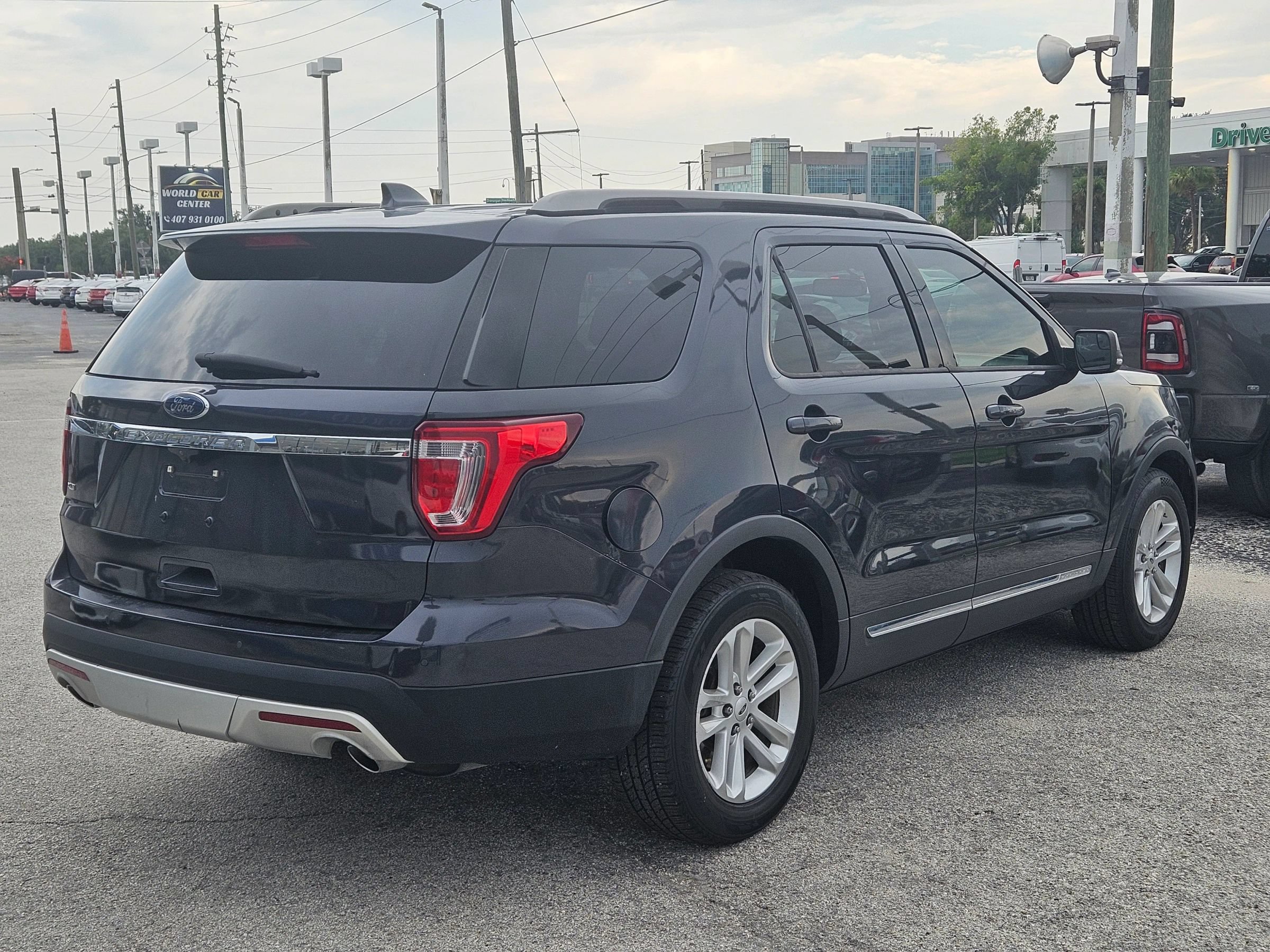 Used 2017 Ford Explorer XLT w/ Equipment Group 202A FWD image 7