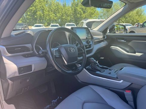 Used 2021 Toyota Highlander XLE AWD/4WD image 15