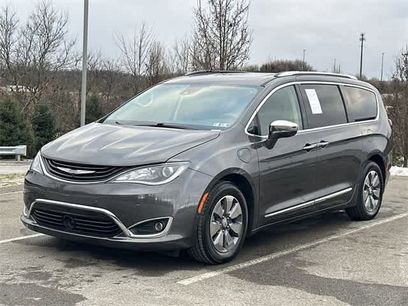 Used 2019 Chrysler Pacifica Limited w/ Advanced Safetytec Group