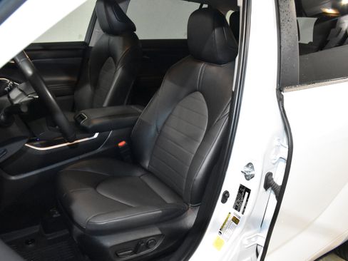 Used 2025 Toyota Highlander XLE FWD image 24