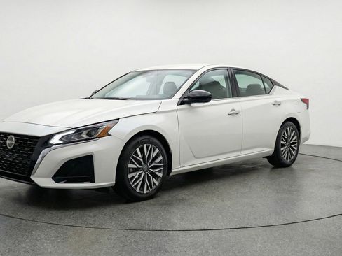 Used 2025 Nissan Altima 2.5 SV image 3