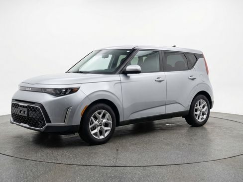 Used 2025 Kia Soul LX w/ LX Technology Package image 3