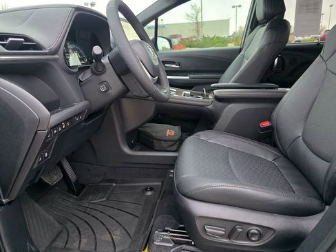 Used 2025 Toyota Sienna Platinum image 19