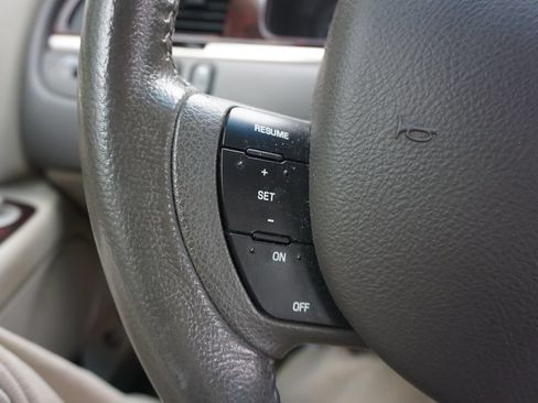 Used 2010 Lincoln Town Car Signature Limited RWD image 7