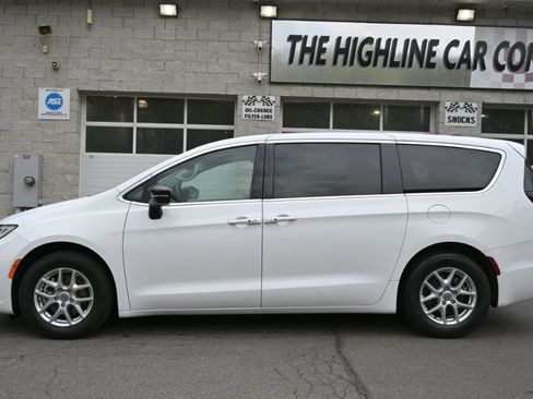 Used 2024 Chrysler Pacifica Touring-L FWD image 2