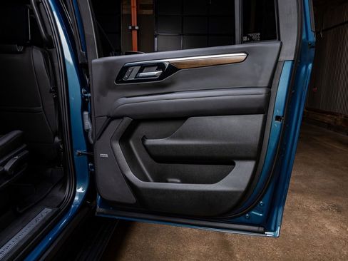 Used 2025 Chevrolet Suburban High Country image 42