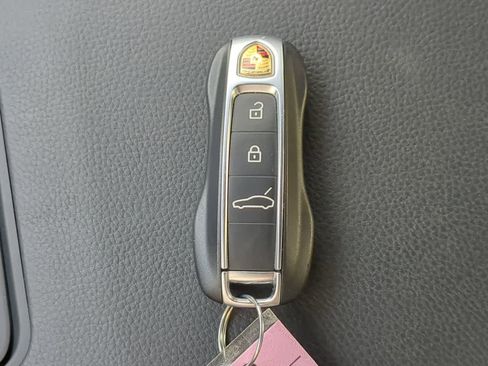 Used 2025 Porsche Panamera image 38