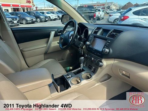Used 2011 Toyota Highlander SE w/ Tow Pkg image 9