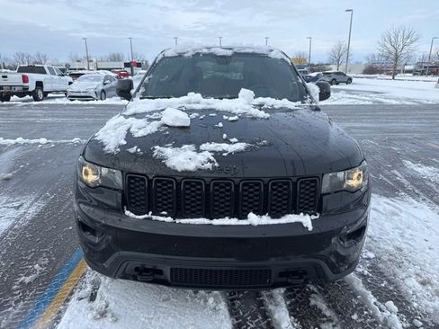 Used 2019 Jeep Grand Cherokee Laredo image 3