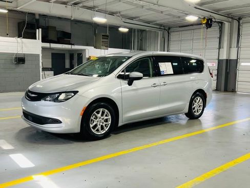 Used 2023 Chrysler Voyager LX image 15