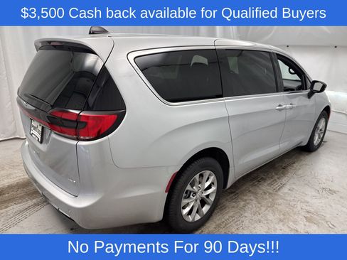 New 2026 Chrysler Pacifica Select image 3