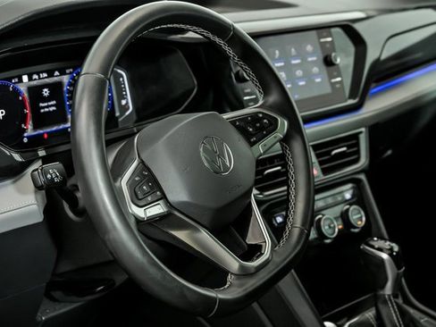 Certified 2022 Volkswagen Taos SEL w/ Panoramic Sunroof Package image 15