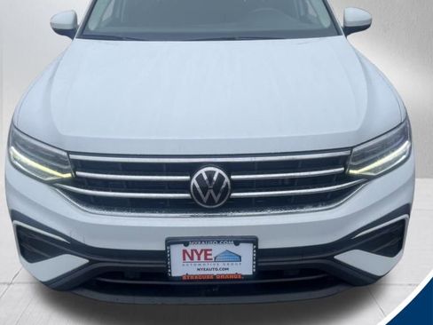 Used 2022 Volkswagen Tiguan SE image 1