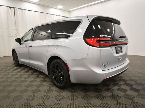 Used 2024 Chrysler Pacifica Touring-L image 5