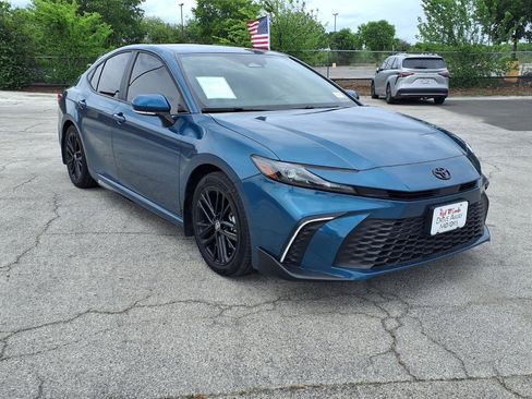 Used 2025 Toyota Camry SE w/ Convenience Package image 3
