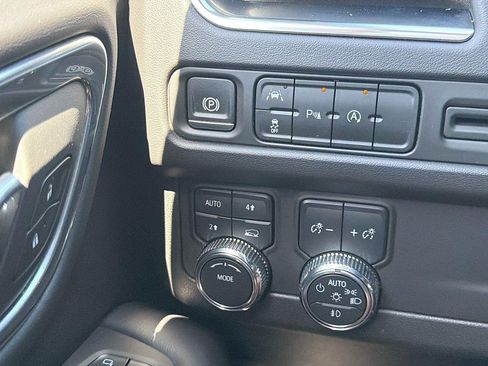 Used 2024 GMC Yukon SLT AWD/4WD image 16