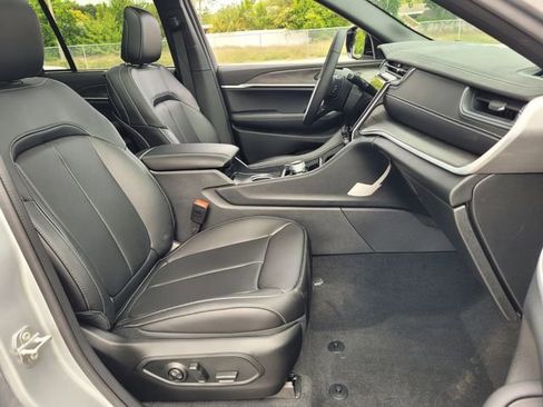 New 2025 Jeep Grand Cherokee Limited w/ Luxury Tech Group II RWD image 17
