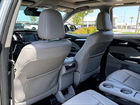 Used 2017 Toyota Highlander XLE AWD/4WD image 31