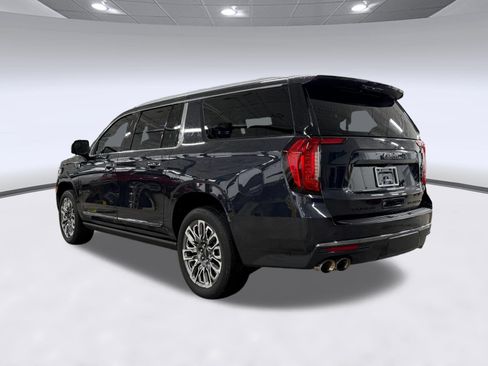 Used 2023 GMC Yukon XL Denali Ultimate AWD/4WD image 3