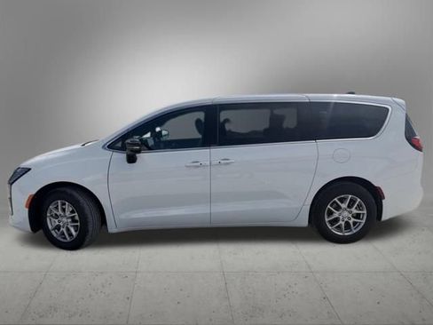 New 2027 Chrysler Pacifica Select FWD image 4