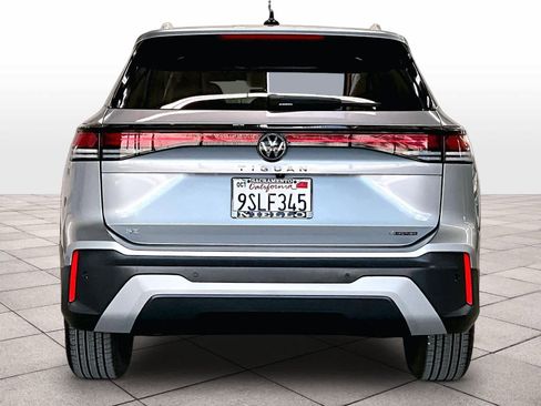 Used 2025 Volkswagen Tiguan SE w/ Panoramic Sunroof Package image 7