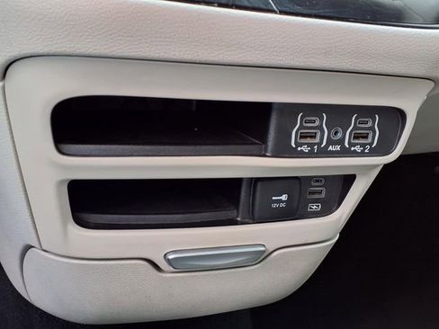 Used 2022 Chrysler Pacifica Touring-L FWD image 9