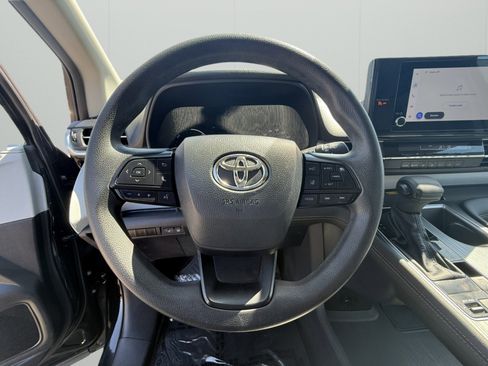 Used 2025 Toyota Sienna LE FWD image 17
