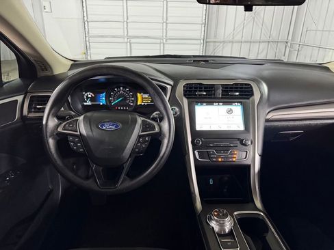 Used 2018 Ford Fusion SE w/ Fusion SE Technology Package FWD image 24
