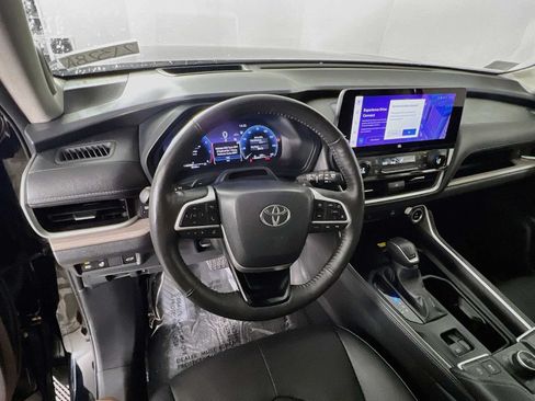 Used 2024 Toyota Grand Highlander AWD image 11