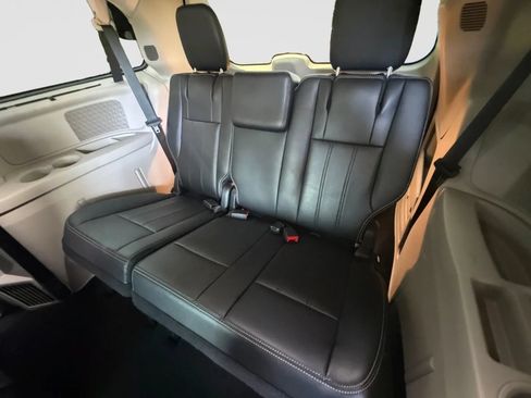 Used 2015 Chrysler Town & Country Touring-L w/ Driver Convenience Group FWD image 16