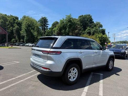 Used 2022 Jeep Grand Cherokee Laredo w/ Luxury Tech Group I AWD/4WD image 3