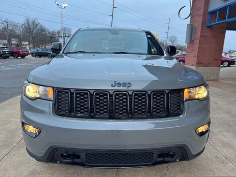 Used 2019 Jeep Grand Cherokee Laredo image 3