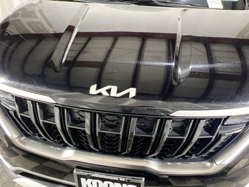 Used 2024 Kia Carnival LX image 12