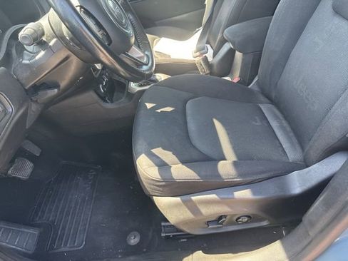 Used 2017 Jeep Renegade Latitude AWD/4WD image 15