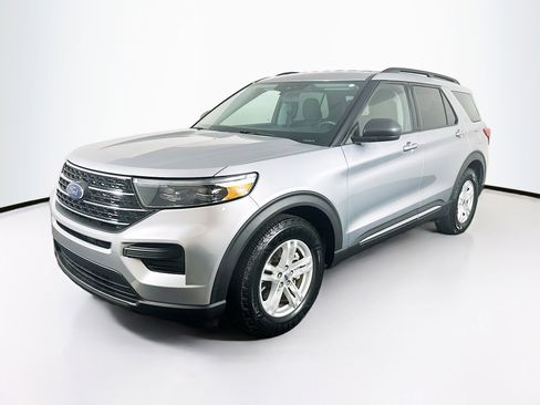 Used 2020 Ford Explorer XLT image 3