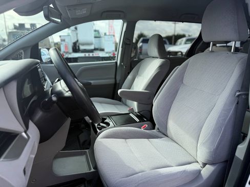 Used 2019 Toyota Sienna LE w/ Carpet Mat Package FWD image 22