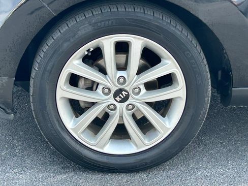 Used 2017 Kia Soul + FWD image 12