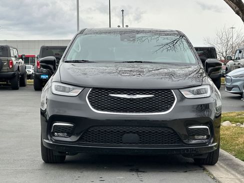 Used 2024 Chrysler Pacifica Touring-L image 10