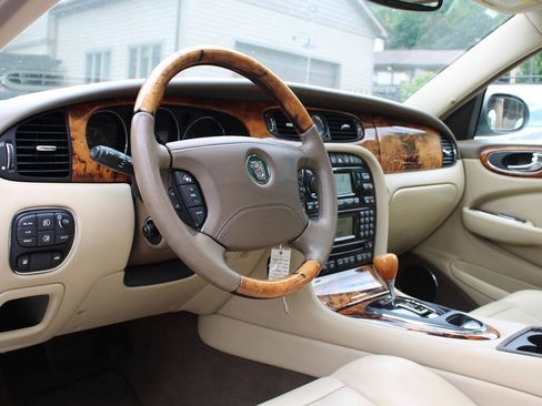Used 2006 Jaguar XJ8 RWD image 6