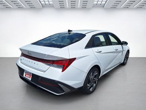 Used 2025 Hyundai Elantra SEL FWD image 4