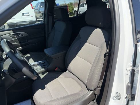 Used 2023 Chevrolet Traverse LT image 17