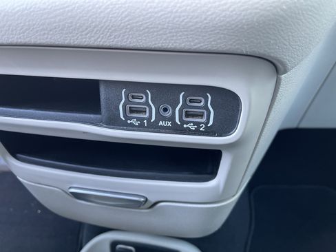 Used 2024 Chrysler Pacifica Touring-L image 30