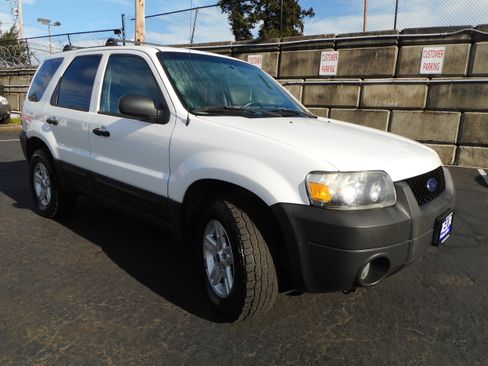 Used 2005 Ford Escape 4WD Hybrid image 1
