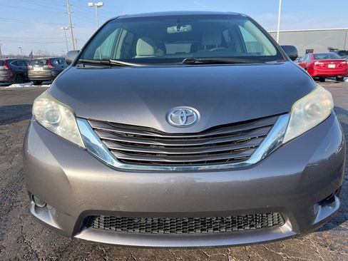 Used 2017 Toyota Sienna LE image 2