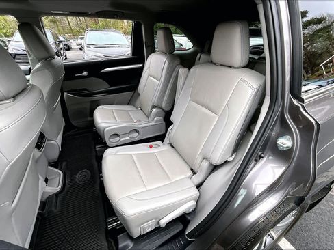 Used 2019 Toyota Highlander XLE image 21