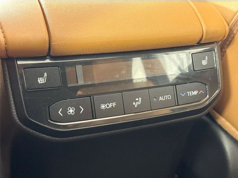 Used 2024 Toyota Highlander Platinum FWD image 39