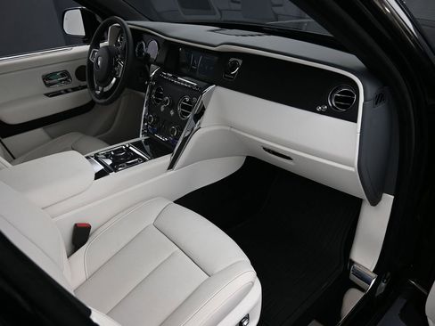 Certified 2022 Rolls-Royce Cullinan image 35