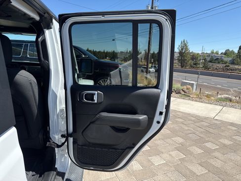 Used 2021 Jeep Gladiator Overland w/ Trailer Tow Package image 12