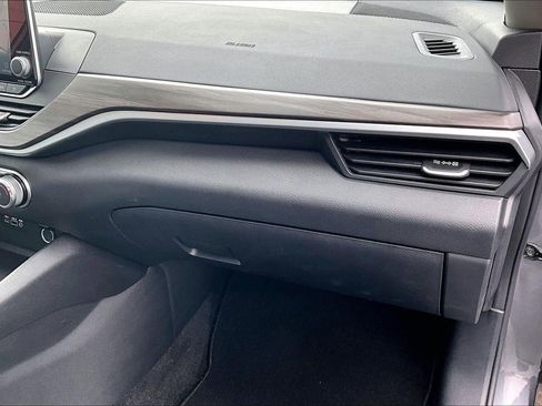 Used 2025 Nissan Altima 2.5 SV FWD image 17