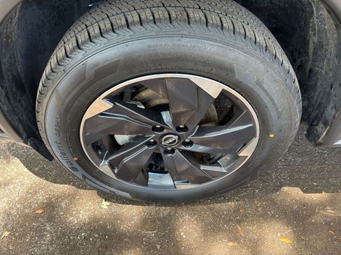 Used 2025 Nissan Rogue SV FWD image 31